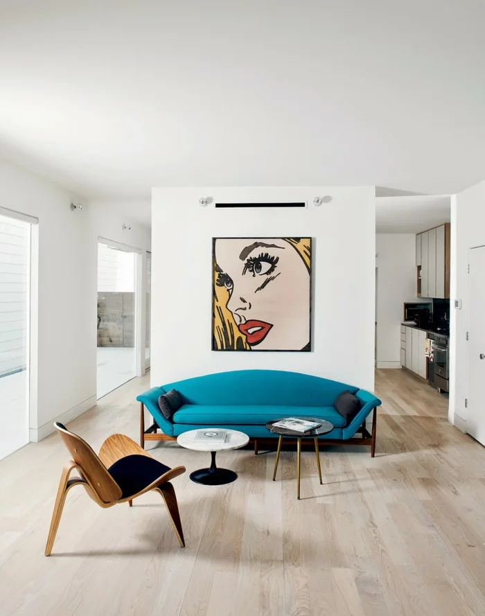wandfarbe weiß wandgestaltung wohnzimmer pop art wandkunst blaues sofa skandinavisches möbeldesign