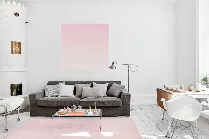wandfarbe weiß wandgestaltung zartes rosa holzdielen runder kaminofen graues sofa stehlampe metall