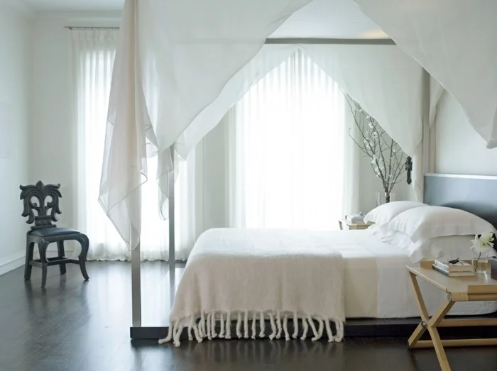 wandfarbe weiß schlafzimmer klappbarer beistelltisch betthimmel