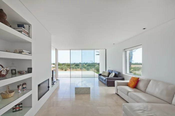 wandfarbe weiß wohnideen wohnzimmer bodenfliesen panoramafenster offene regale
