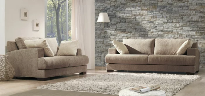 wandpaneel steinoptik wohnzimmer beige sofas