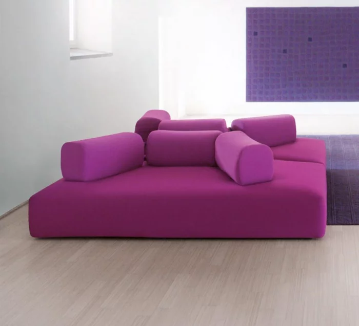 weiße wandfarbe farbige akzente lila teppich ausgefallenes sofa