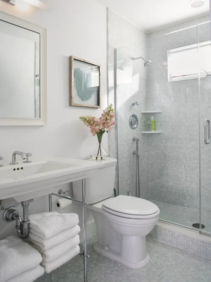 weiße wandfarbe kleines badezimmer badfliesen badspiegel