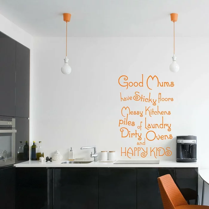 weiße wandfarbe wohnideen küche wandsprüche orange akzente