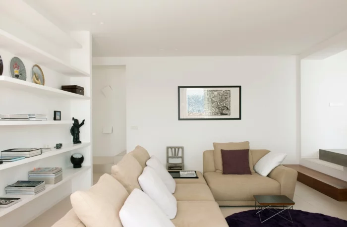 weiße wandfarbe wohnideen wohnzimmer beiges wohnzimmersofa lila teppich rund
