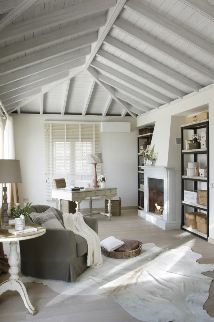 weiße wandfarbe wohnzimmer einrichtungsideen fellteppich kamin