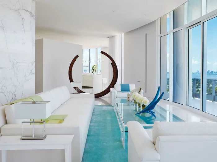 weiße wandfarbe wohnzimmer einrichtungsideen hellblauer teppich glastisch weiße möbel