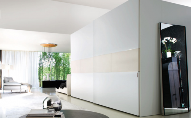 Weißer Kleiderschrank sorgt für eine raffinierte Zimmererscheinung