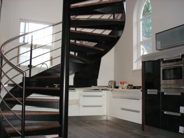 wendeltreppe innen design schwarz metalltreppengeländer hölzerne stufen küche