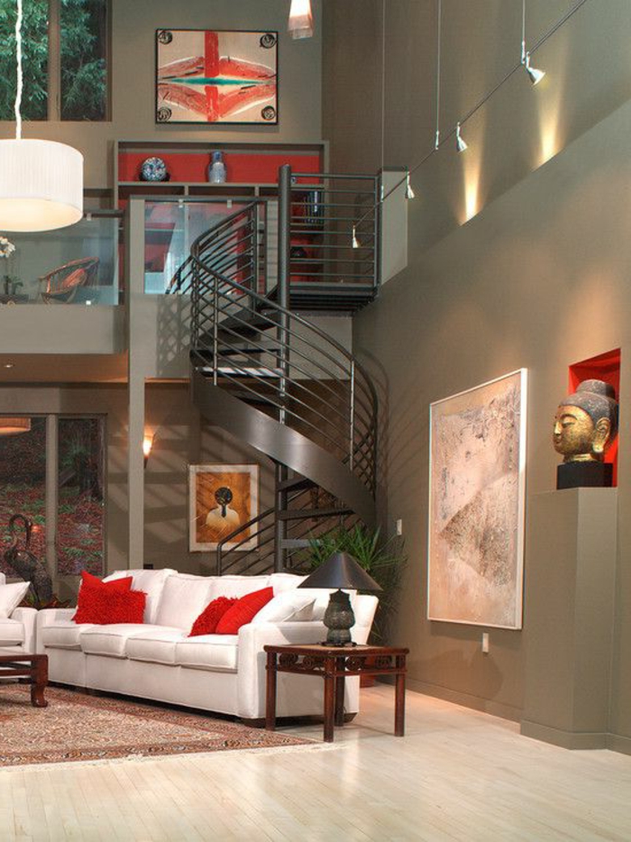 wendeltreppen design elegant weißes sofa rote akzente