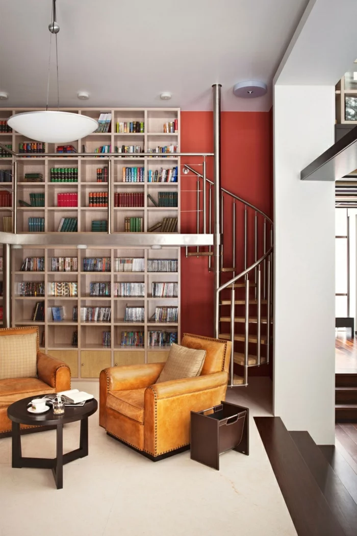wendeltreppen design holz metall wohnzimmer rote akzentwand bibliothek