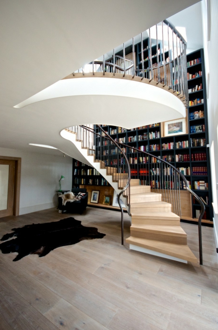 wendeltreppen design schöne innenarchitektur bibliothek fellteppich holzboden