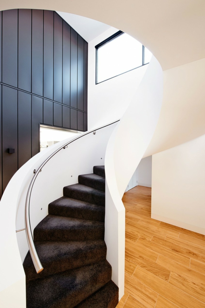 wendeltreppen design weiß elegant treppenteppich innenarchitektur