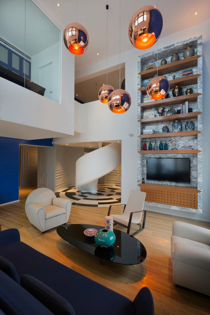 wendeltreppen design weiß modern wohnzimmer cooler couchtisch schwarz dunkelblaues sofa
