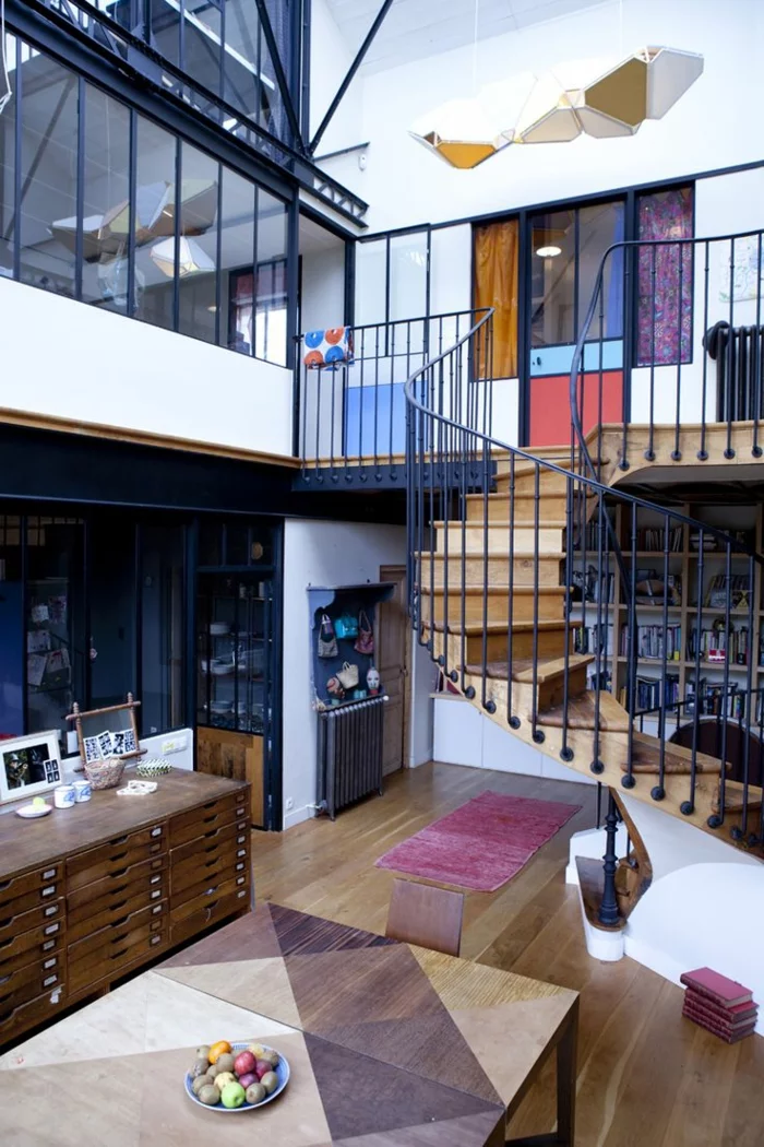 wendeltreppen design wohnzimmer farbige akzente geometrische elemente