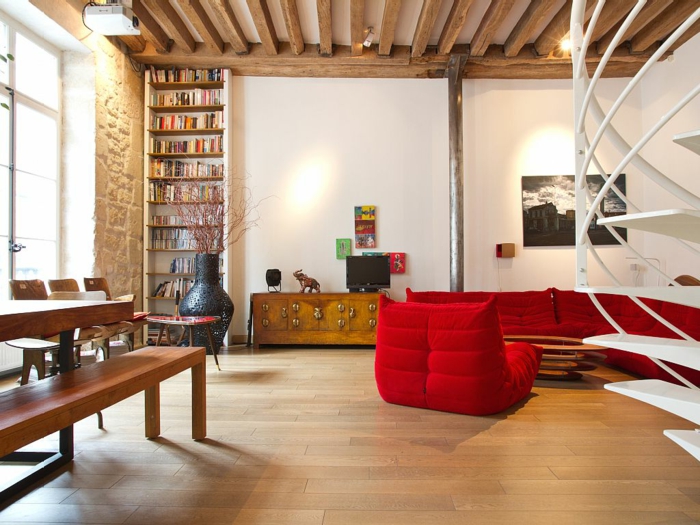 wendeltreppen weiß wohnzimmer rotes mobiliar bibliothek