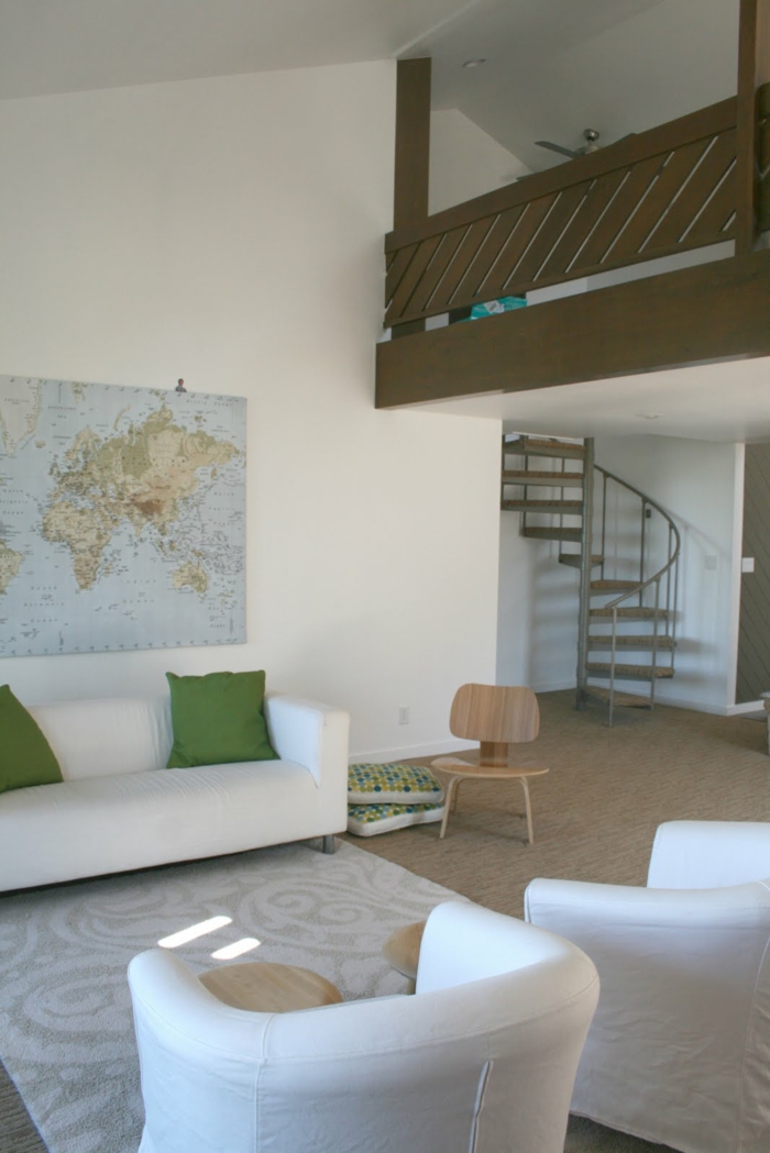 wendeltreppen design innen wohnideen wohnzimmer weiße wohnzimmermöbel grüne dekokissen