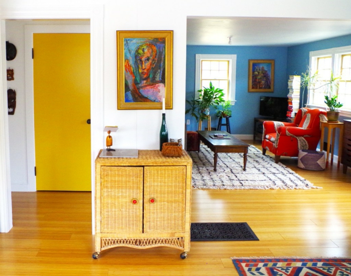 zimmertüren gelbe innentür kleines wohnzimmer blaue akzentwand