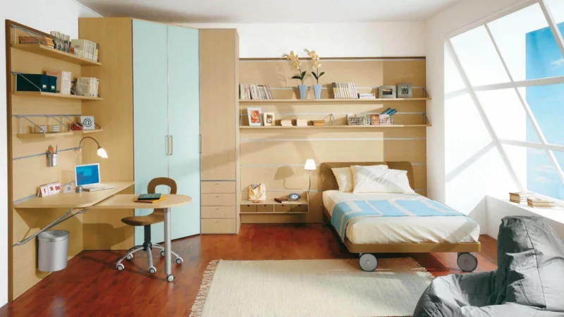 praktische Kinderzimmergestaltung komplett aus Holz Bett auf Rollen großes Fenster 