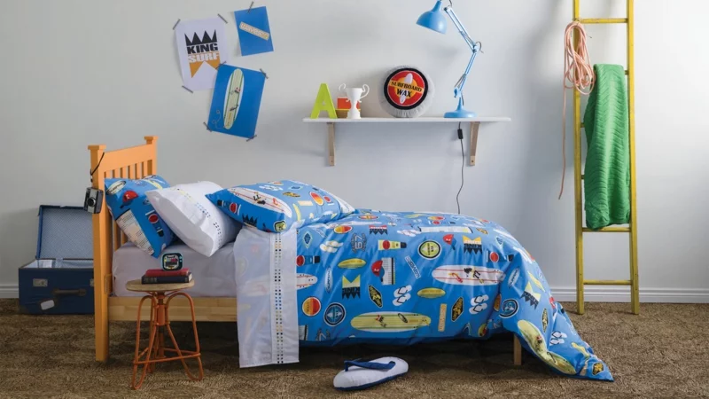 Kinderzimmer für Jungs einrichten und dekorieren Kinderzimmergestaltung Bettwäsche Accessoires in Blau