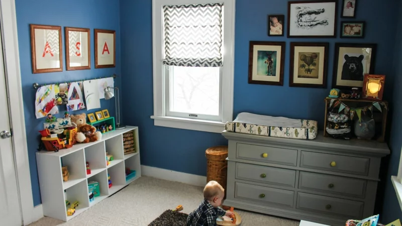 Blau dominiert im Kinderzimmer für Jungs Kinderzimmergestaltung extra Stauraum