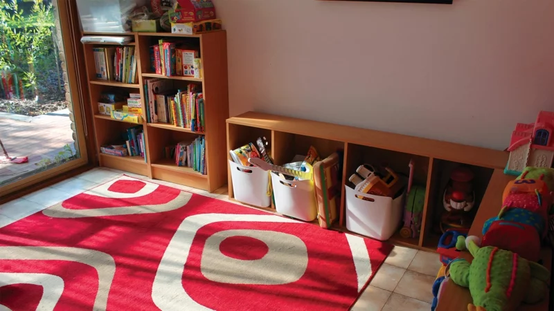 genug Stauraum schaffen im Kinderzimmer für Jungs offenes Bücherregal Körbe 