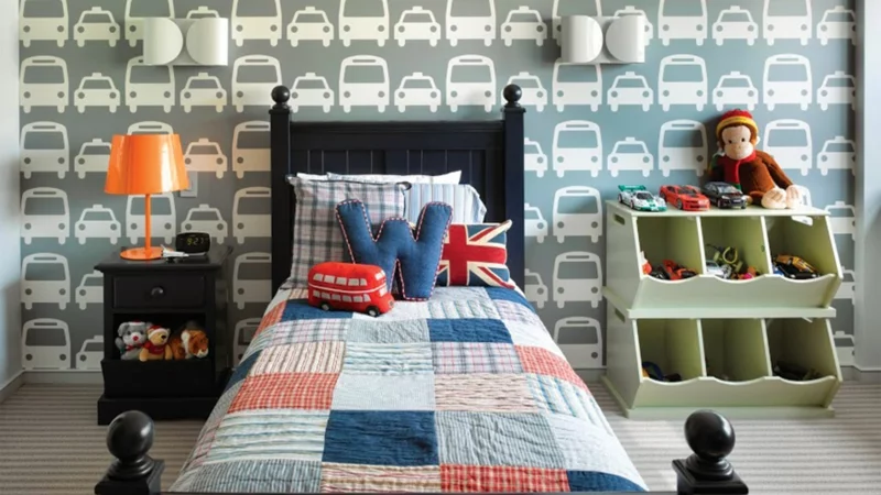 Kinderzimmer für Jungs in Patchwork Wandtapeten mit Auto-Muster bunte Kinderbettwäsche