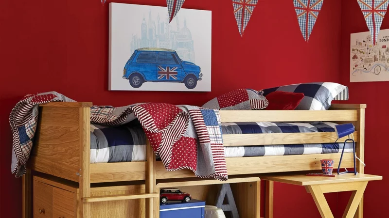 Kinderzimmer für Jungs Wandfarbe rot Wandgestaltungsideen Bett aus hellem Holz 