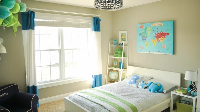 Kinderzimmer für Jungs blaue Farbakzente Weltkarte als Wanddeko und Akzent 