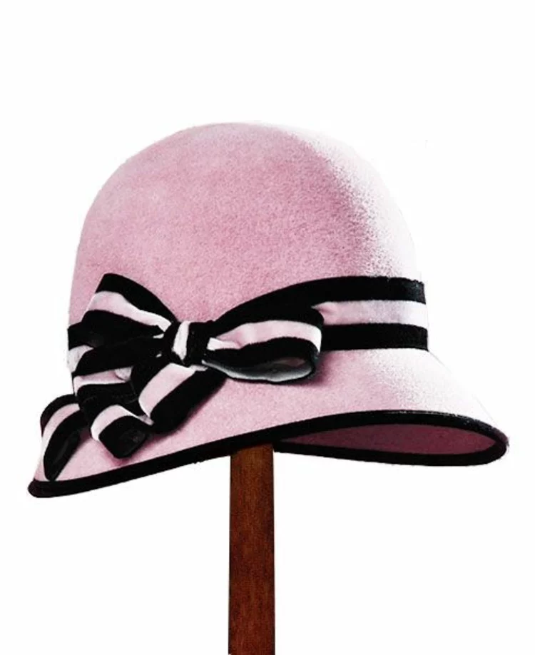 aktuelle Damenmode und Stylingstipps rosa Hut im Retro Stil 