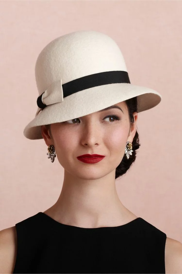 aktuelle Damenmode und Stylingstipps schwarz-weißer Hut für modebewusste Damen im 20er Jahre Stil 