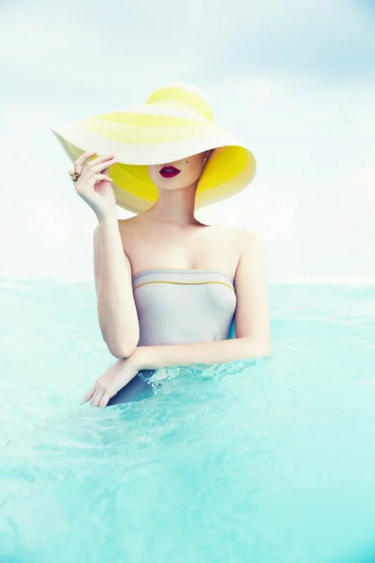 Damenhüte für jeden Anlass mit Sommerhut aus Stroh am Strand aktuelle Damenmode 