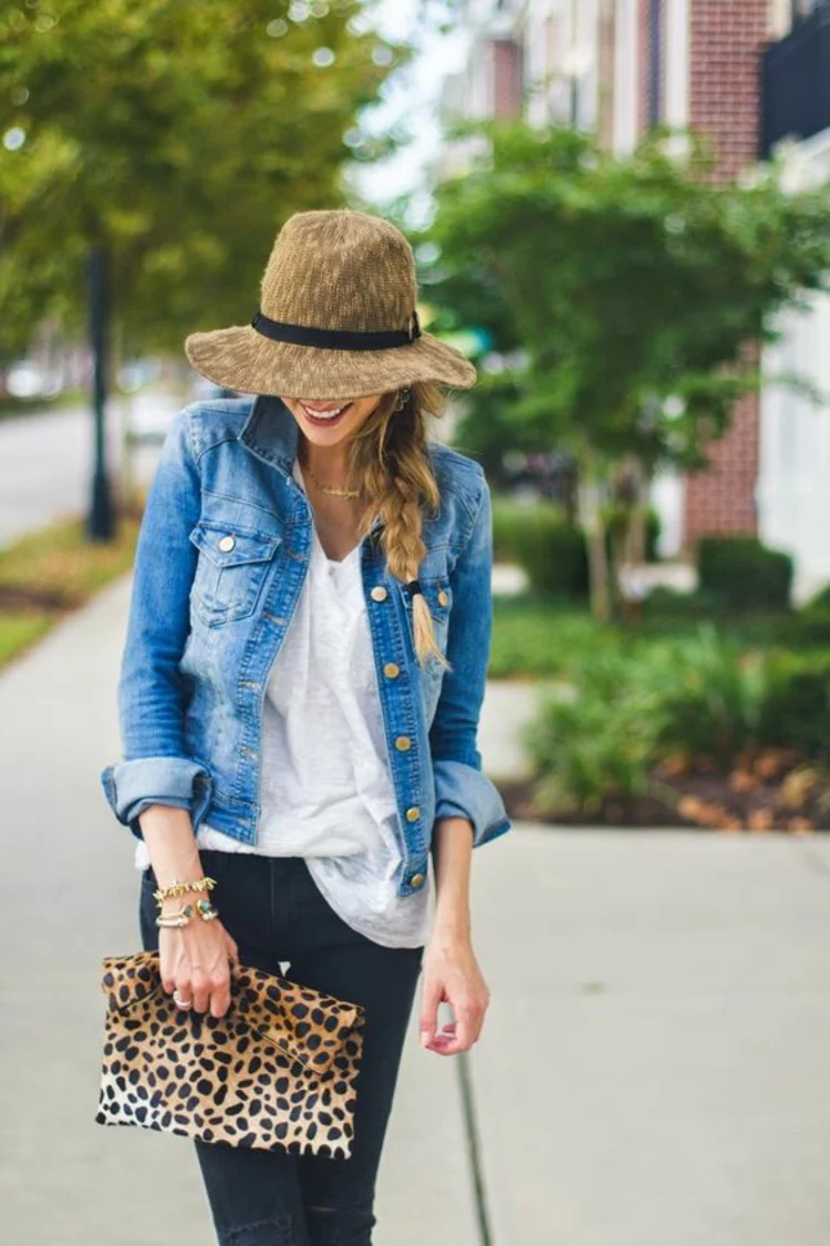 Straßenmode aktuelles Outfit mit Hut uJeansjacke schwarze Hose Tasche im Leoparden-Muster 