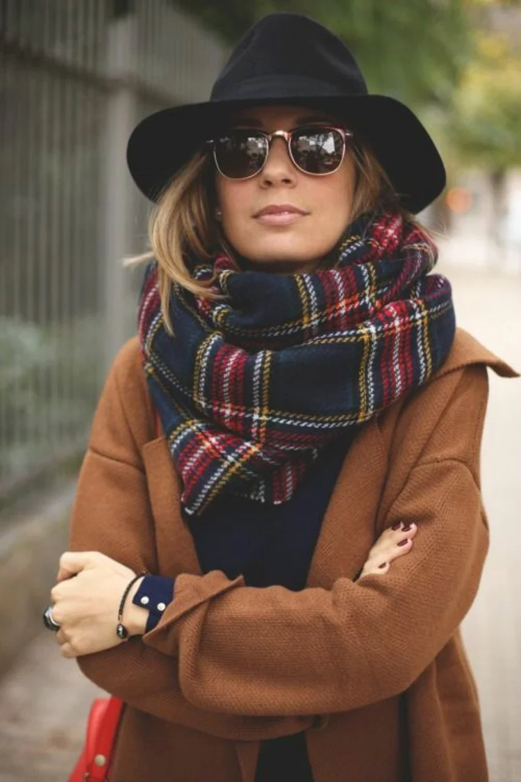 stilvolle Damenhüte für den Winter schwarzen Filzhut tragen mit Schal und Sonnenbrille 