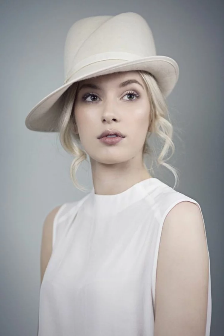 verschiedene Modelle Damenhüte weißer Filzhut aktuelle Damenmode und Stylingstipps