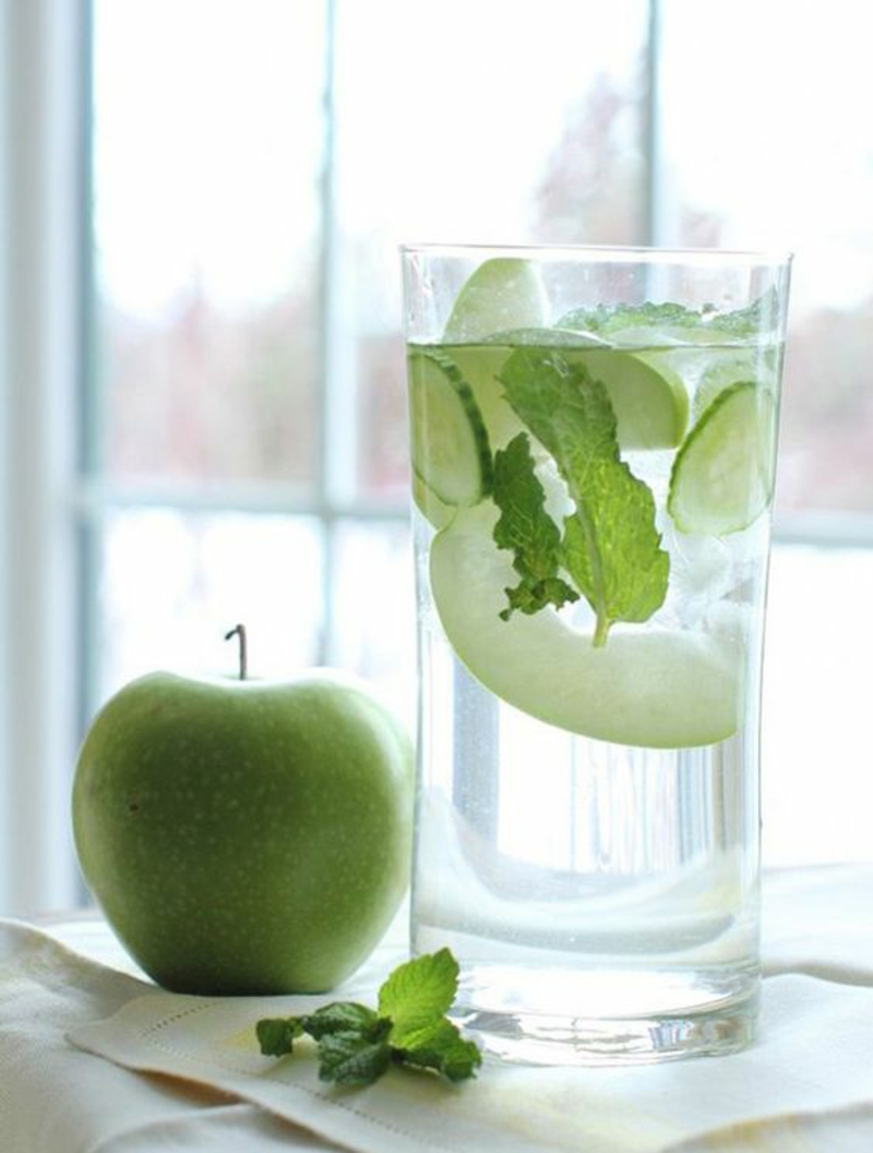 Detox Kur zu Hause Detox Wasser mit Apfel trinken