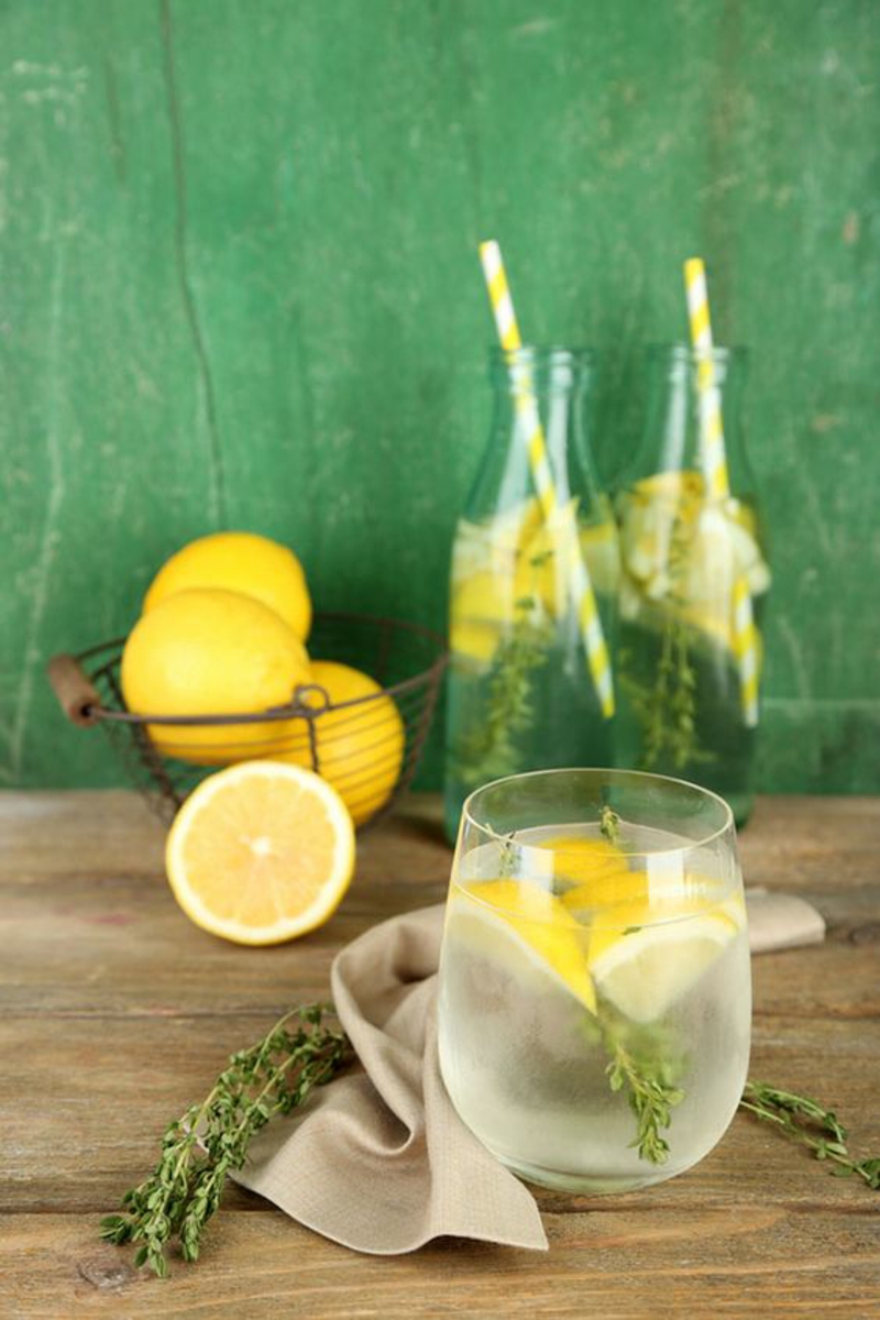 Detox Kur zu Hause gesundes Wasser mit Zitrone