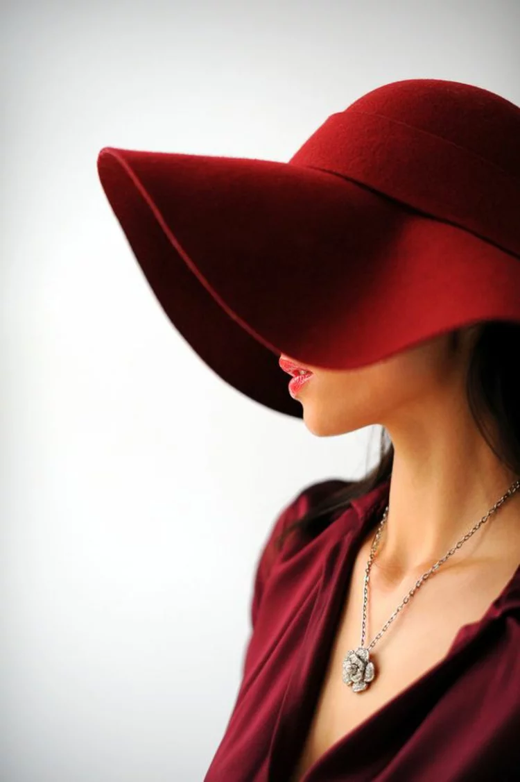 roter Filzhut für offizielle Anlässe für Damen mit Stil aktuelle Damenmode und Stylingstipps