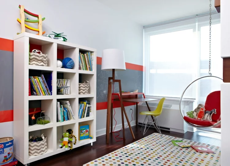 Ikea Regale im Kinderzimmer Regal aus weißem Holz Stauraum Kisten für Spielzeuge und Bücher