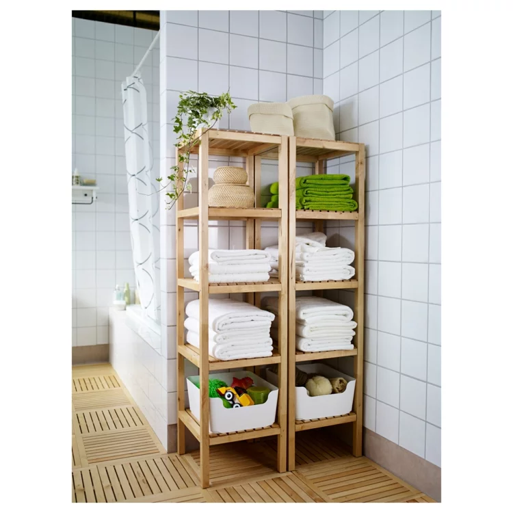 offene Ikea Regale im Badezimmer aus Holz Stauraum für badetücher in einer Ecke