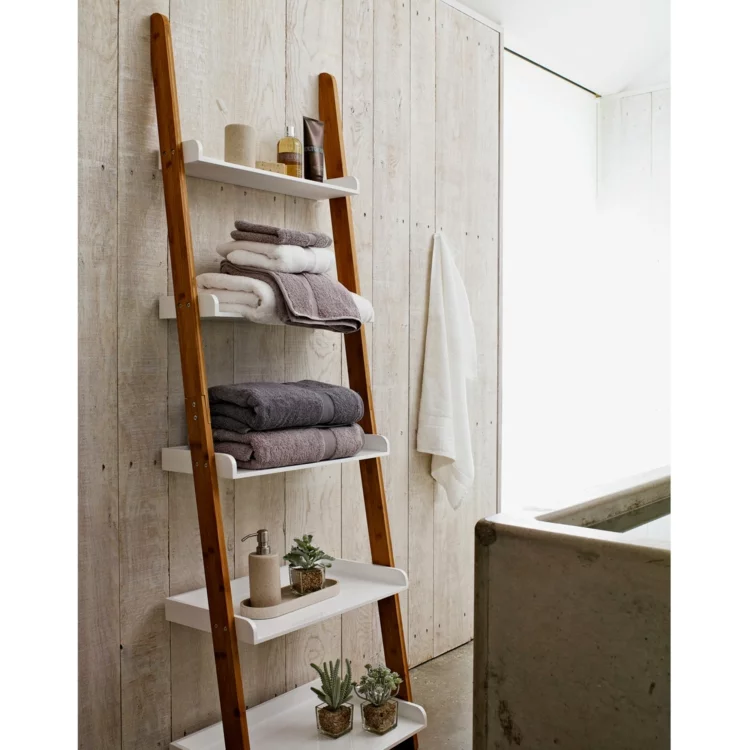 Holzleiter als Ikea Regal im Badezimmer Platz für Hand-und Badetücher und Kosmetika 
