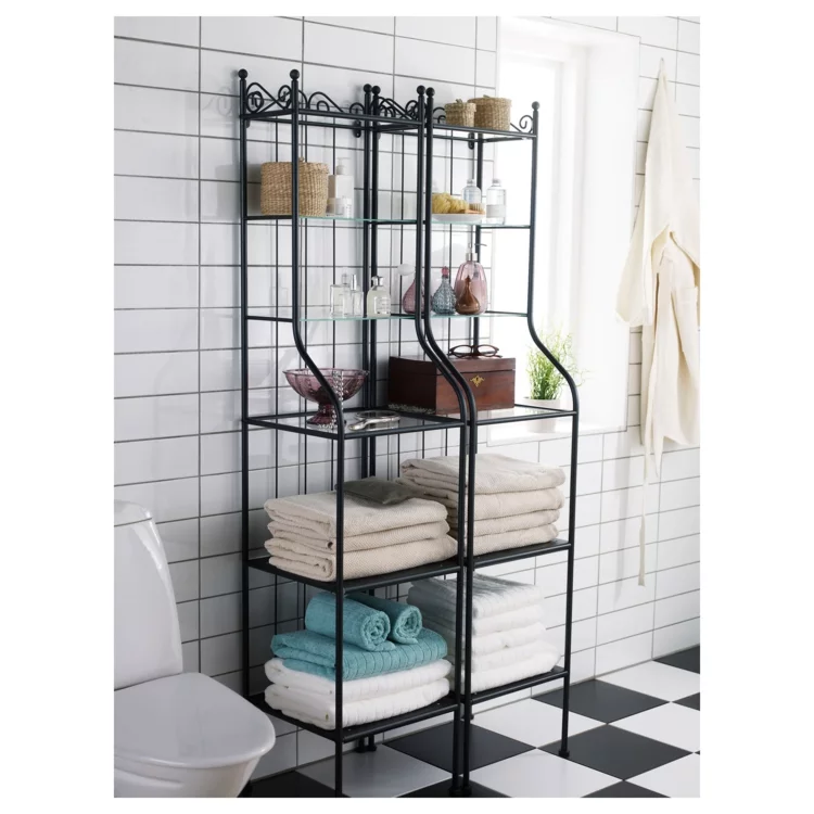 Offene Ikea Regale aus schwarzem Metall im Badezimmer praktische Idee für mehr Stauraum 