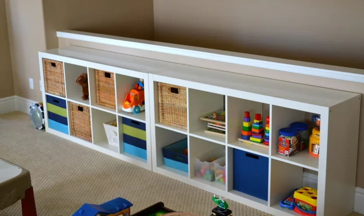 Ikea Regale niedriges Holzregal im Kinderzimmer Kisten Körbe für mehr Stauraum 