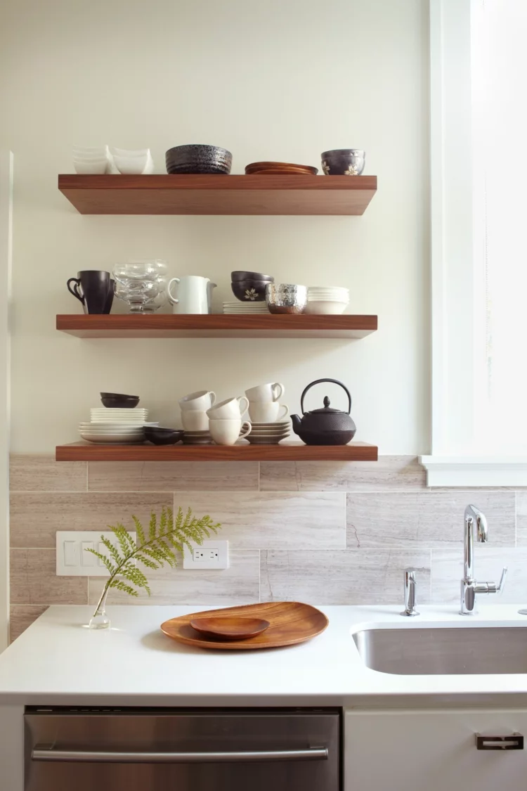 Ikea Regale in der Küche Wandregal aus dunklem Holz praktische Einrichtungsideen