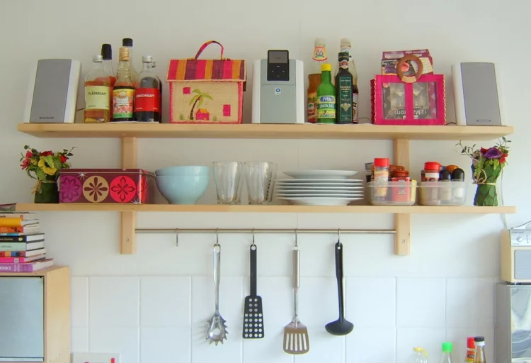 Ikea Regale in der Küche moderne Regalsysteme mehr Stauraum für Geschirr Flaschen etc 