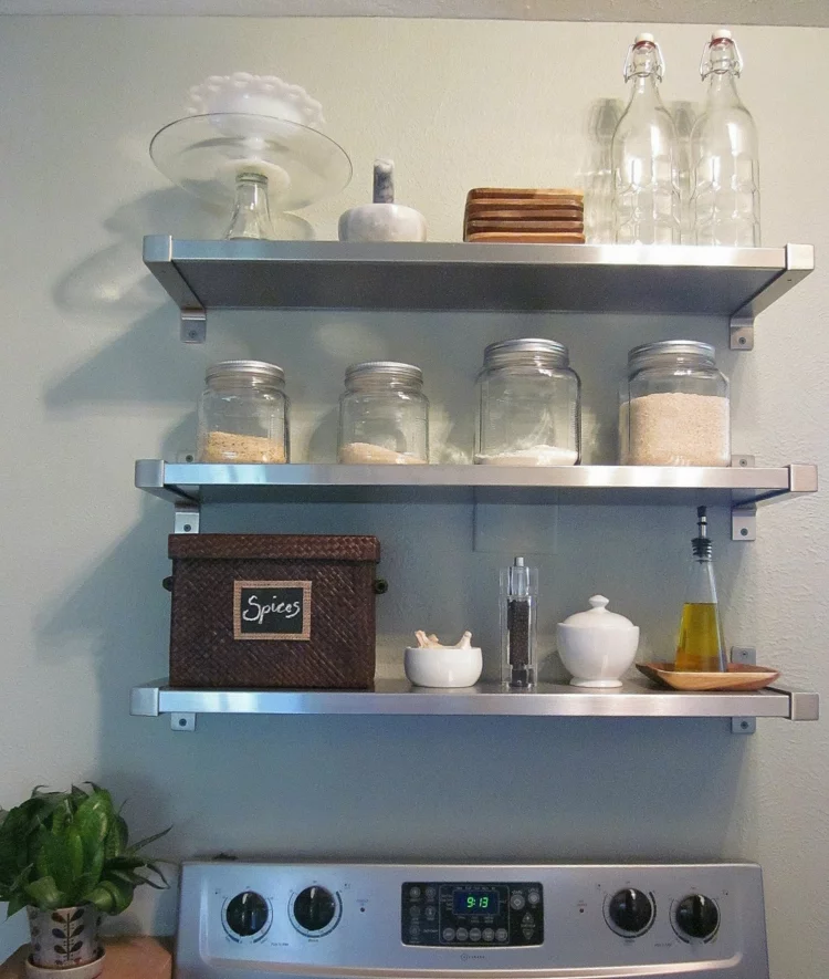 Ikea Regale aus Metall in der Küche Stauraum Gläser Flaschen Geschirr praktische Idee