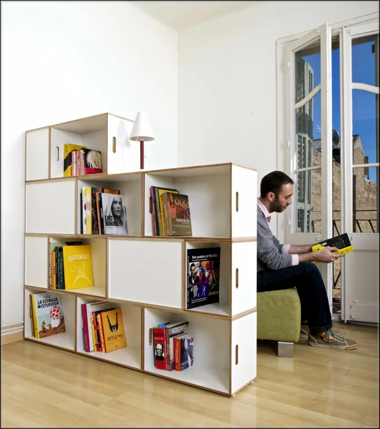 Ikea Regale im Wohnzimmer für mehr Stauraum Raumteiler aus weißem Holz 