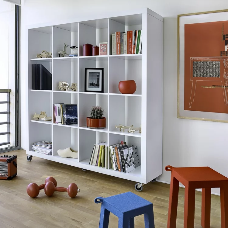 Ikea Regale im Wohnzimmer mobiles Regal aus weißem Holz für extra Stauraum