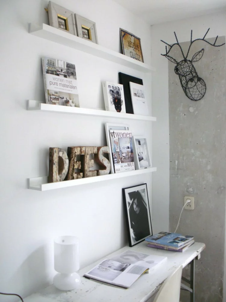 Ikea Regale offene Holzleisten für Wanddeko Fotos wenige Bücher 