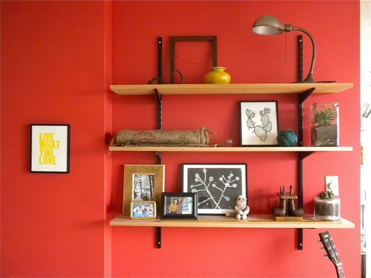 Ikea Regale offene Wandregale im Wohn-oder Arbeitszimmer rote Wandfarbe
